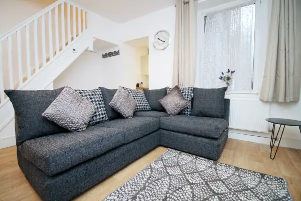 4-Bed Contractor House • Street Parking - Image 10