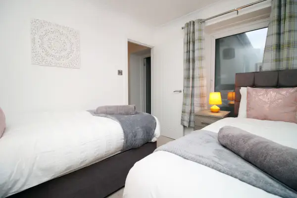 4-Bed Contractor House • Street Parking - Image 12