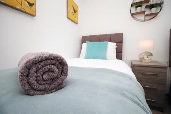 4-Bed Contractor House • Street Parking - Image 14