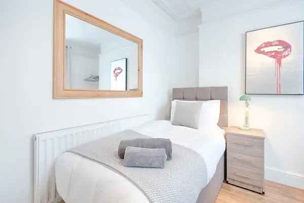 4-Bed Contractor Home • Garden • Near M4 & City - Image 38