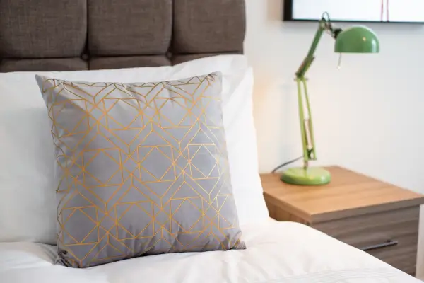 4-Bed Contractor Home • Garden • Near M4 & City - Image 36