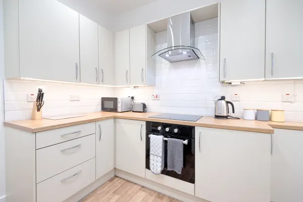 4-Bed Contractor Home • Garden • Near M4 & City - Image 2