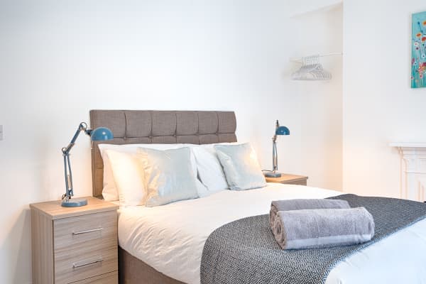 4-Bed Contractor Home • Garden • Near M4 & City - Image 24