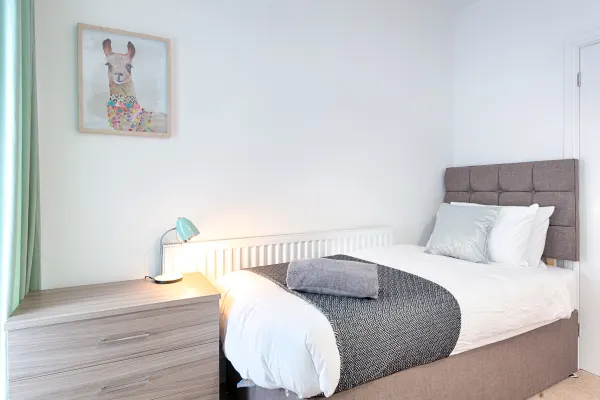 4-Bed Contractor Home • Garden • Near M4 & City - Image 16