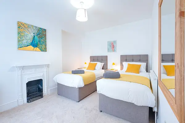 4-Bed Contractor Home • Garden • Near M4 & City - Image 1