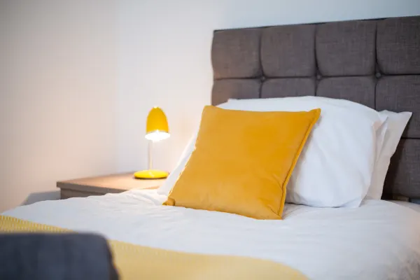 4-Bed Contractor Home • Garden • Near M4 & City - Image 11