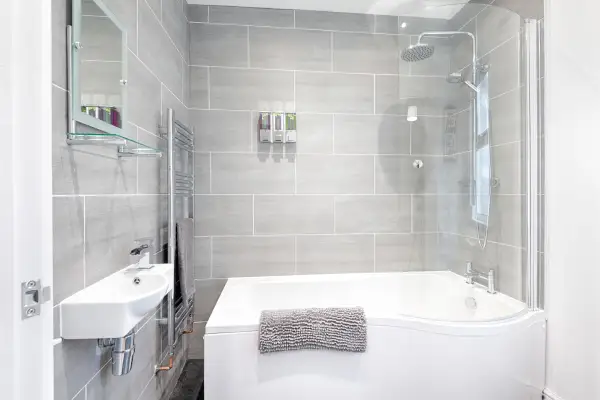 4-Bed Contractor Home • Garden • Near M4 & City - Image 25