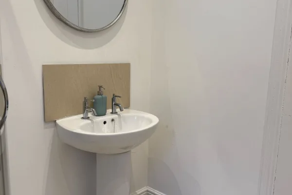 Spacious 6-Bed Home for Work Crews & Groups - Image 34