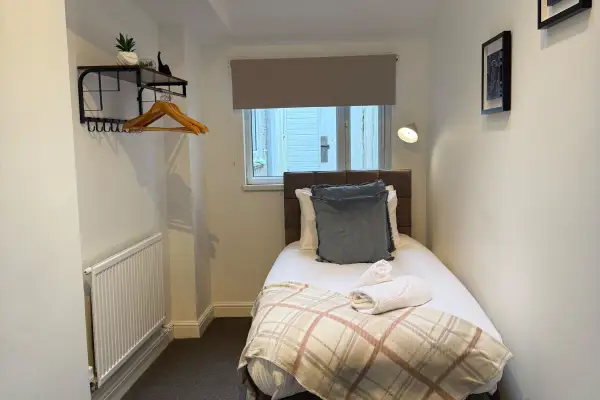 Spacious 6-Bed Home for Work Crews & Groups - Image 30