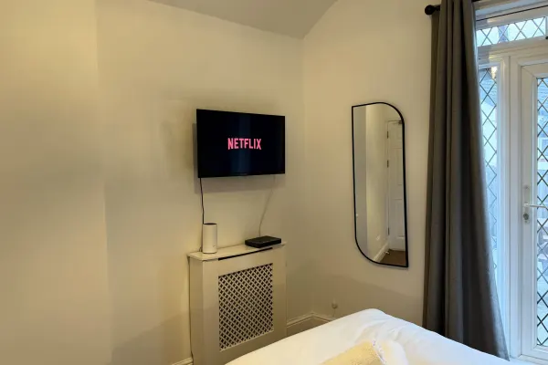 Spacious 6-Bed Home for Work Crews & Groups - Image 4