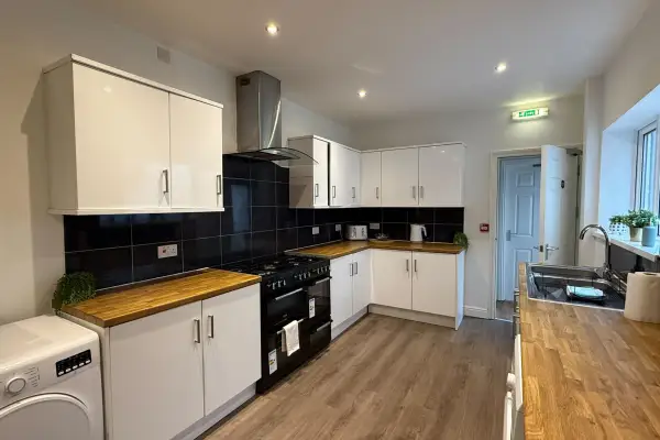 Spacious 6-Bed Home for Work Crews & Groups - Image 7