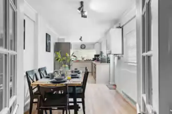 4-Bed • 2.5 Bath • Central • Ideal for Contractors - Image 2