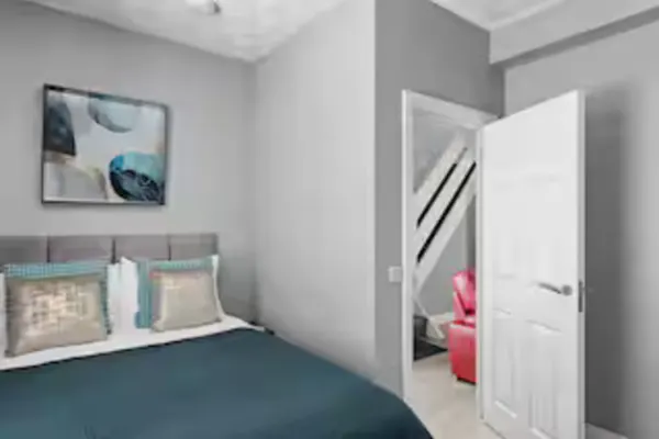 4-Bed • 2.5 Bath • Central • Ideal for Contractors - Image 8