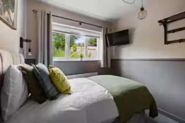 4-Bed • 2.5 Bath • Central • Ideal for Contractors - Image 6