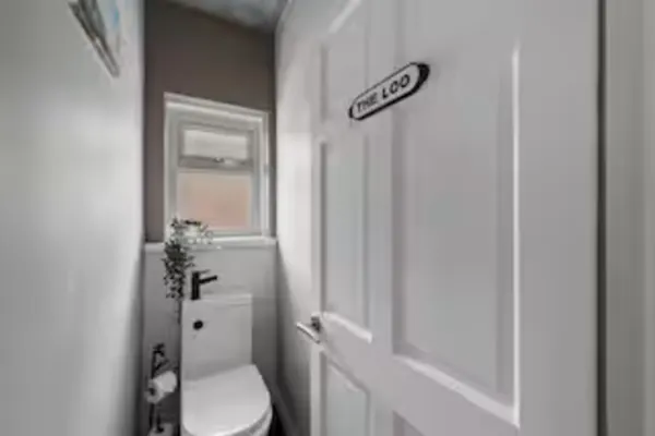 4-Bed • 2.5 Bath • Central • Ideal for Contractors - Image 3