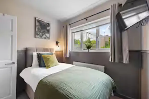 4-Bed • 2.5 Bath • Central • Ideal for Contractors - Image 7