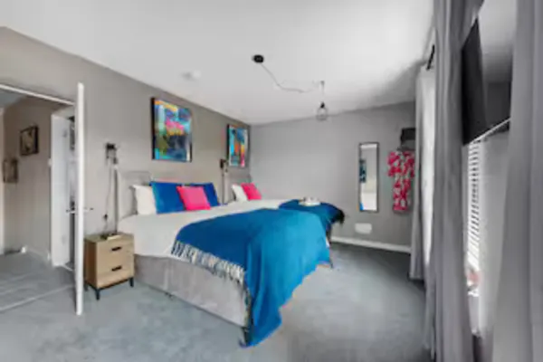 4-Bed • 2.5 Bath • Central • Ideal for Contractors - Image 10