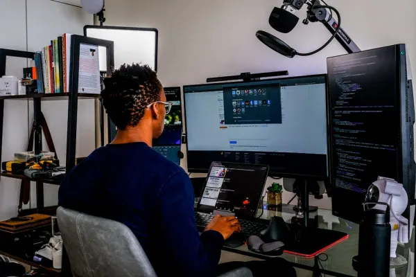 Útboð eftir royndum 2 fullstack kt-serfrøðingum