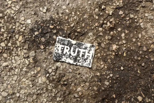 Truth Social tøk á App Store