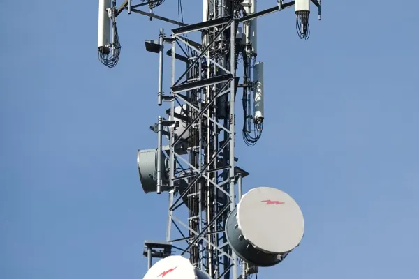 Arbeiðið hjá Føroya Tele at leggja um til 5G gongur væl