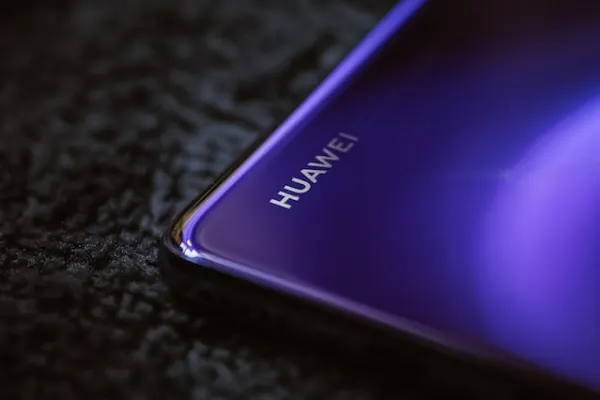 Floksleiðarar ivasamir um Huawei sum veitara hjá Nema