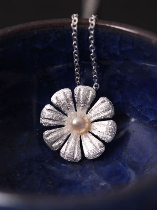 Christian Eight Petal Flower Clavicle Necklace