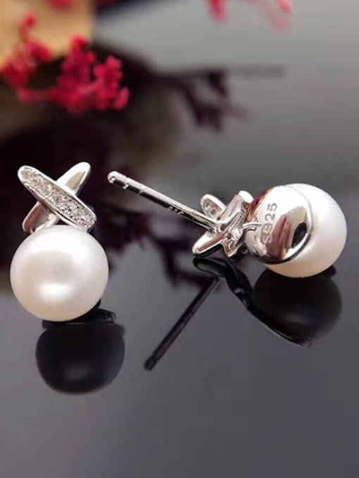 Evita Peroni Simple Freshwater Pearl X-shaped stud Earring