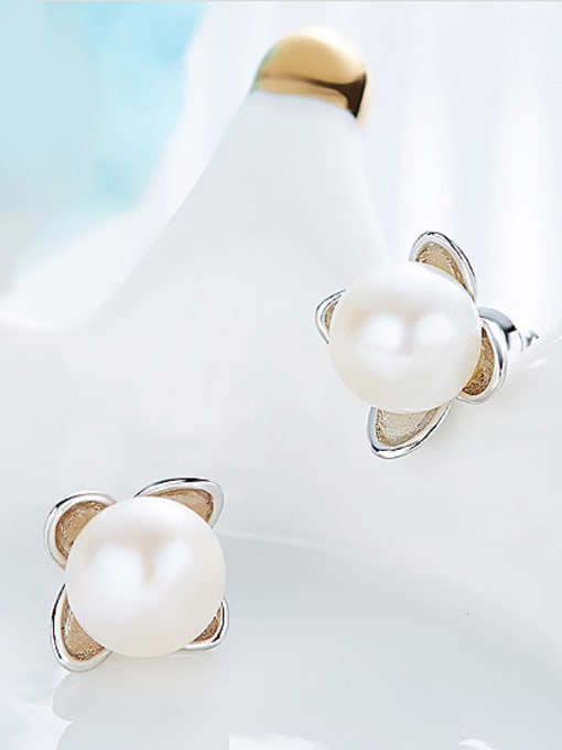 Maja Simple Flowery Freshwater Pearl Stud Earrings