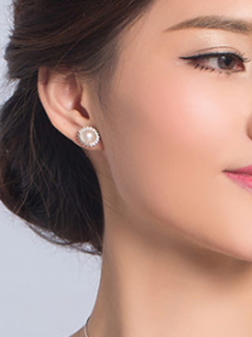 Evita Peroni Fashion Freshwater Pearl Flower-shaped stud Earring