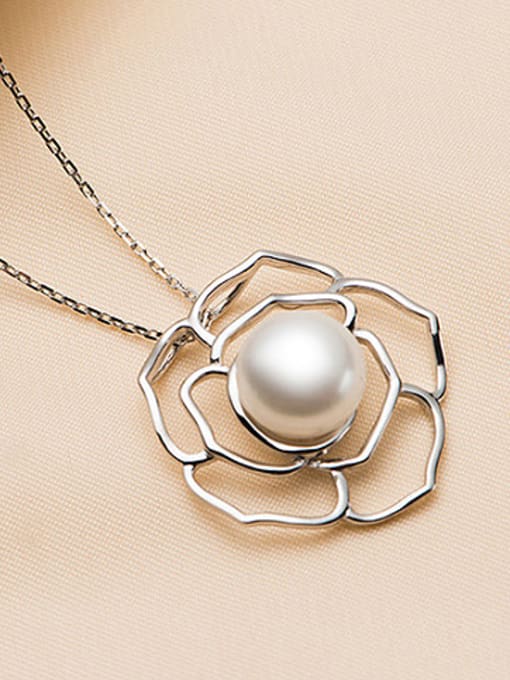 Evita Peroni Simple Freshwater Pearl Flower Necklace