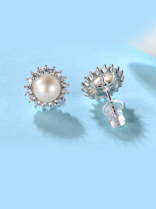 Chris Freshwater Pearl stud Earring