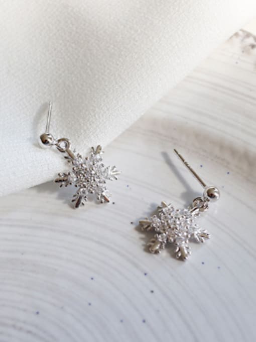 Arya Fashion Cubic Zircon-studded Snowflake Silver Stud Earrings