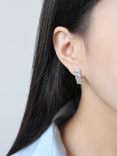 Irregular silver hammer face zircon stud