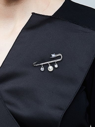 Simple Artificial Pearl Zircon Platinum Plated Brooch