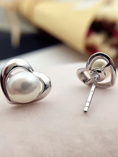 Freshwater Pearl Heart-shaped stud Earring