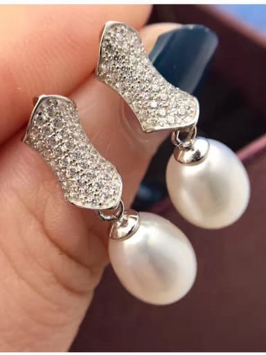 Oval Freshwater Pearl Geometrical drop earring