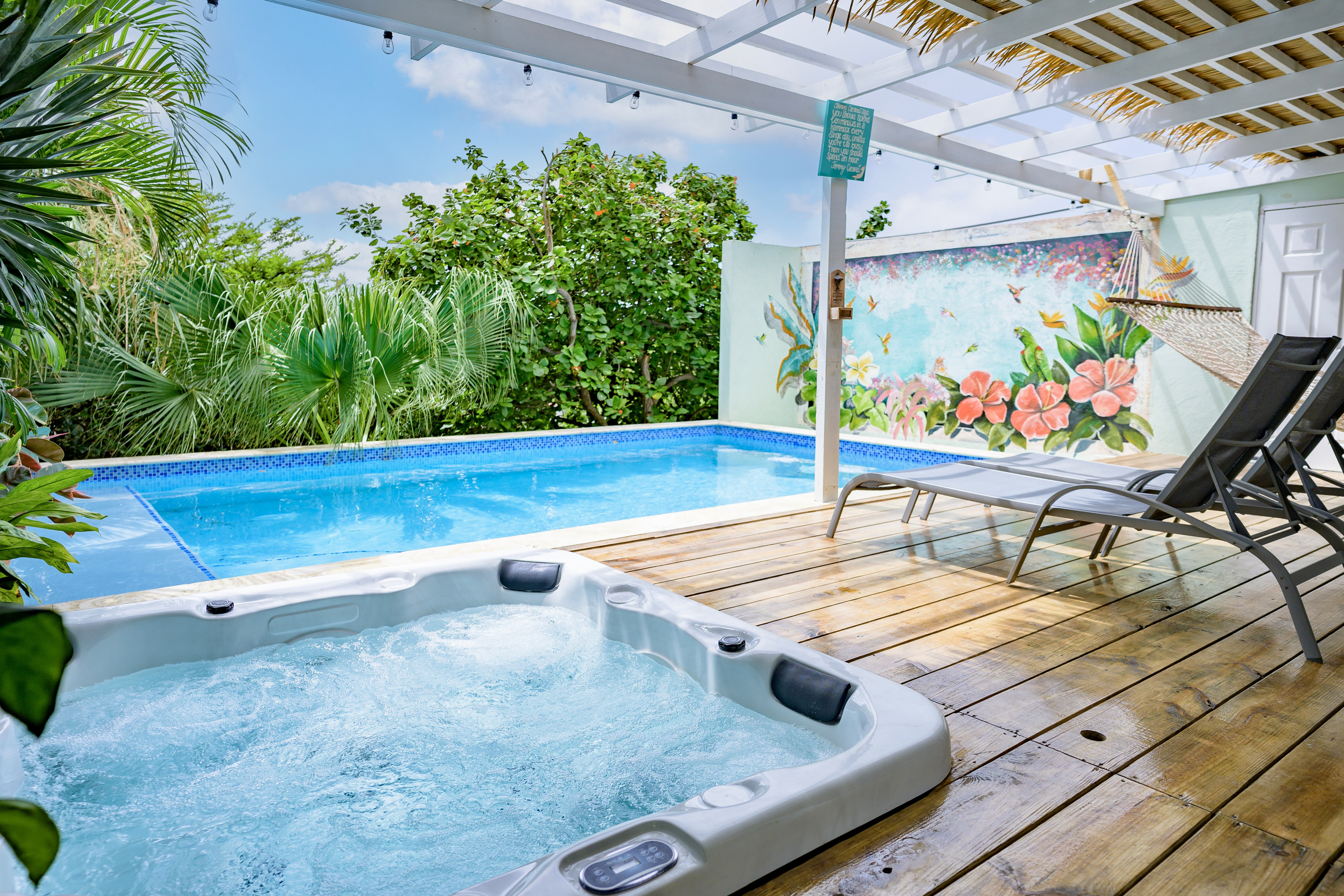 Swim-up bar and hot tub at Dushi Hideaway estate, Jan Thiel, Curaçao