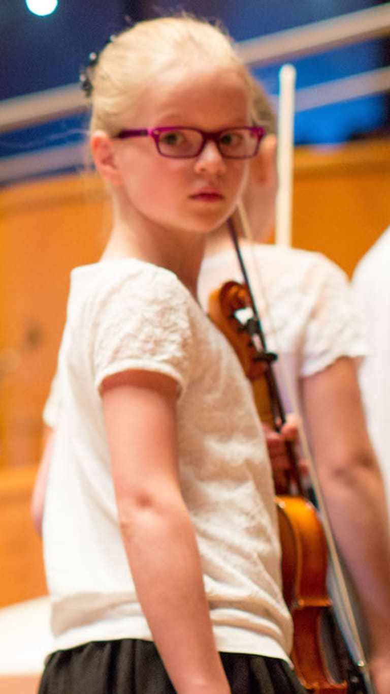 Schulorchester spielen für Menschen in Not