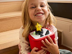 Pokémon - Pikachu Tonie Hörfigur Lifestyle Bild mit Toniebox 2 in Rot