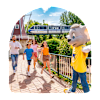 Familie im Europapark, die auf das Maskottchen Ed Euromaus zuläuft