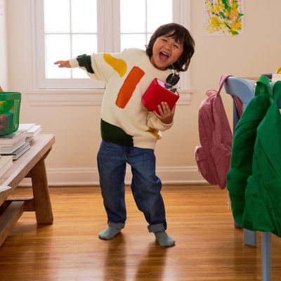 Kind tanzt mit Toniebox