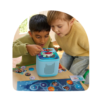 Mädchen und Junge spielen mit Toniebox 2 und Tonieplay