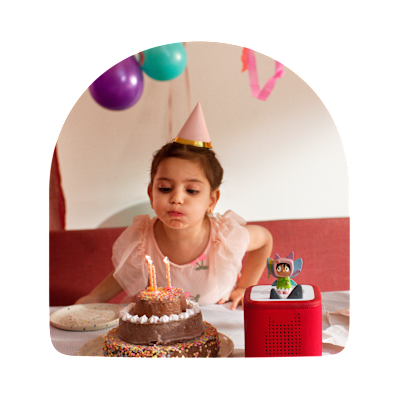Kind bekommt Toniebox zum Geburtstag geschenkt