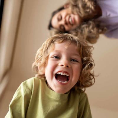Kind lacht