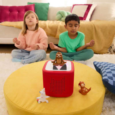 Bild von Kindern beim Meditieren mit Tonies