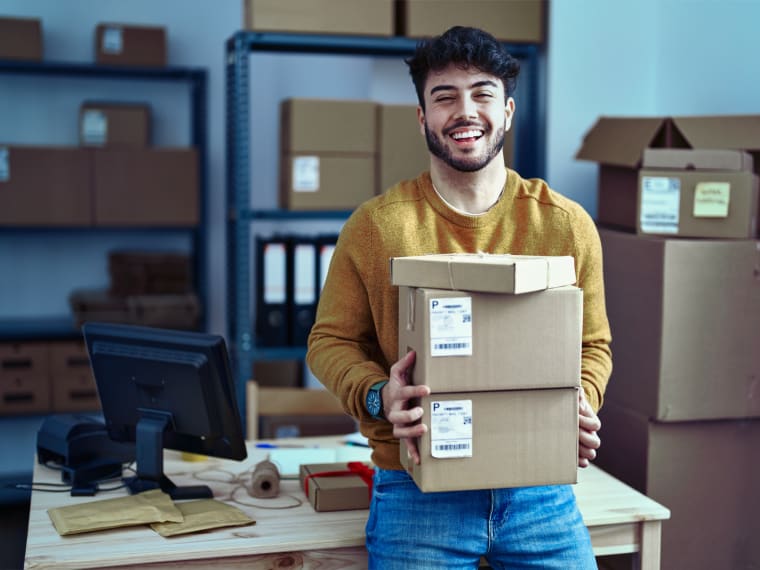 Startup Shopbetreiber mit Paketen in der Hand