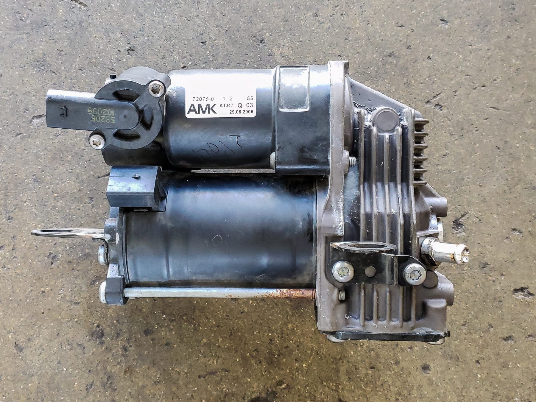 2013 R350-153900 2013 Mercedes R350, Air Suspension Compressor