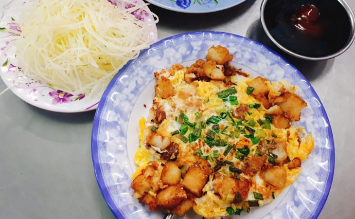 Bột chiên ăn kèm cùng đu đủ sống