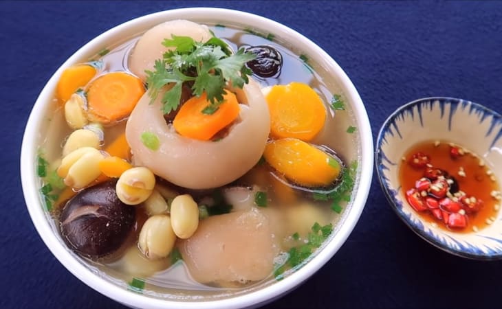 Chân giò hầm củ sen