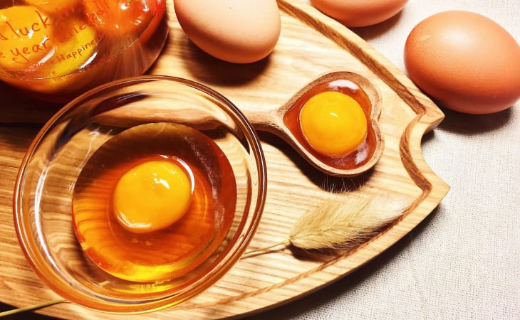 Làm trắng da tại nhà với trứng gà
